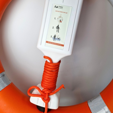 Koło ratunkowe z pasami odblaskowymi oraz zasobnikiem i linką STRAŻAK 71cm Koło ratunkowe z pasami odblaskowymi oraz zasobnikiem i linką STRAŻAK 71cm