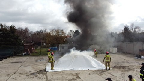 Płachta izolacyjna, koc gaśniczy 6x8m - w pokrowcu Płachta izolacyjna, koc gaśniczy 6x8m - w pokrowcu