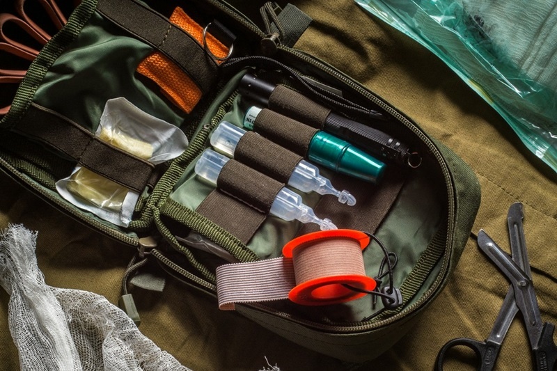 Co wyróżnia apteczki militarne od standardowych apteczek?