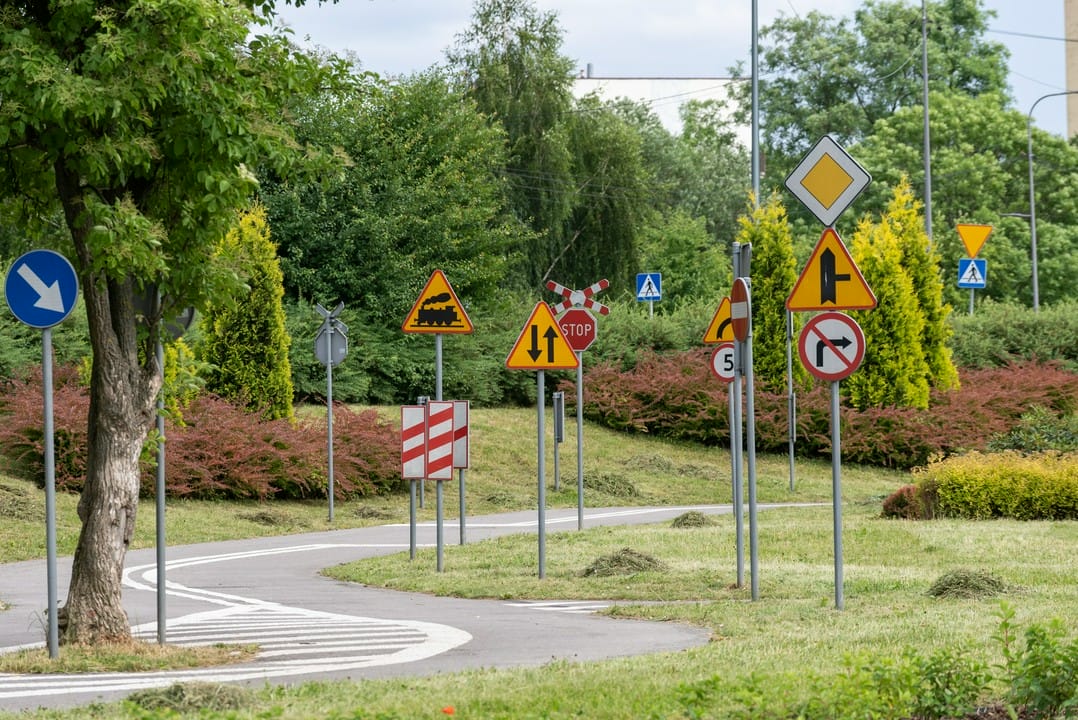 Znaki drogowe a przepisy ruchu drogowego